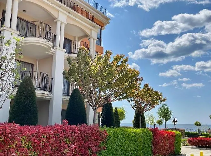 Sea View On The Sunny Apartmán