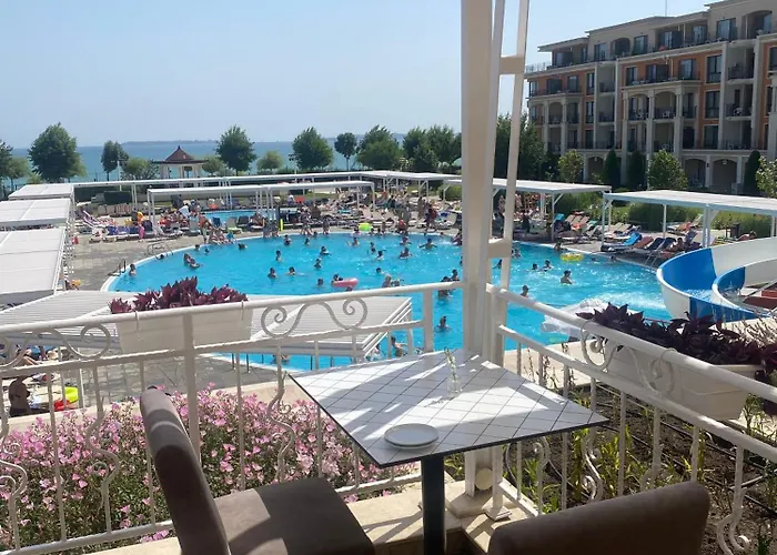 Sea View On The Sunny Apartmán